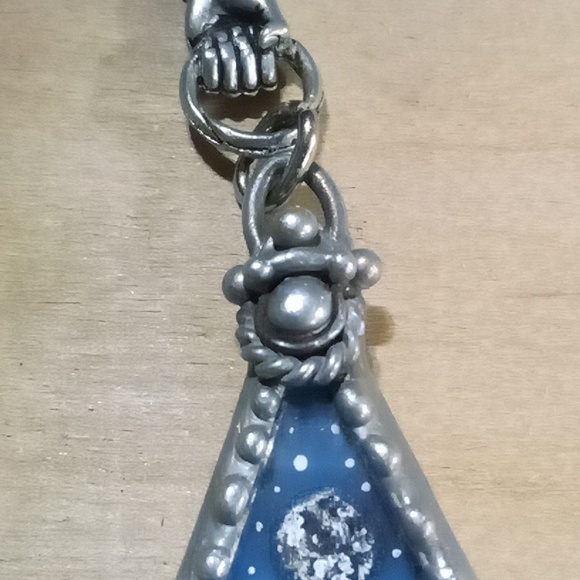 Metal pendant with mountain and sky artwork on resin - Picture 8 of 8